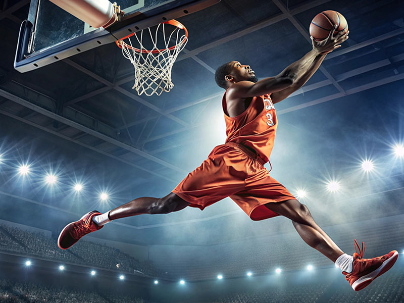 赛后易服室全队为杜兰特的里程碑庆祝！